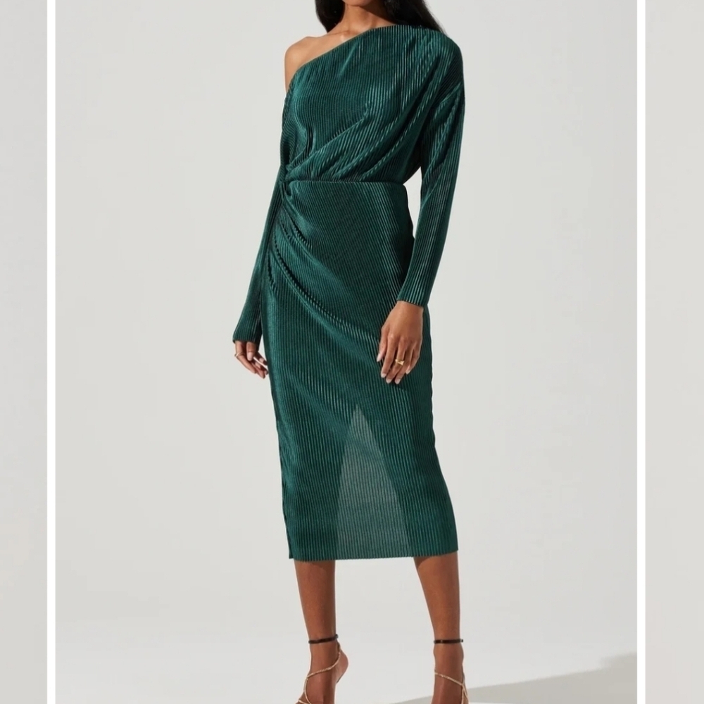 NWT Astr Azenia Forest Green Pleated Off the Shoulder Dress Size Large